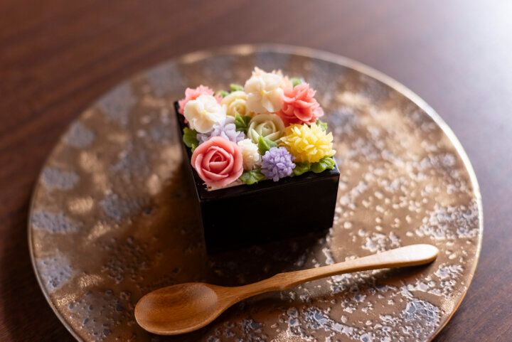 京都・錦市場近くにある築150年の京町家で、抹茶体験や甘味を「茶寮 京都よしつぐ」