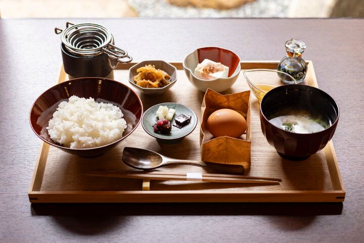 京都・錦市場近くにある築150年の京町家で、抹茶体験や甘味を「茶寮 京都よしつぐ」