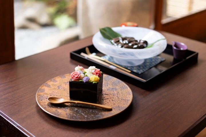 京都・錦市場近くにある築150年の京町家で、抹茶体験や甘味を「茶寮 京都よしつぐ」