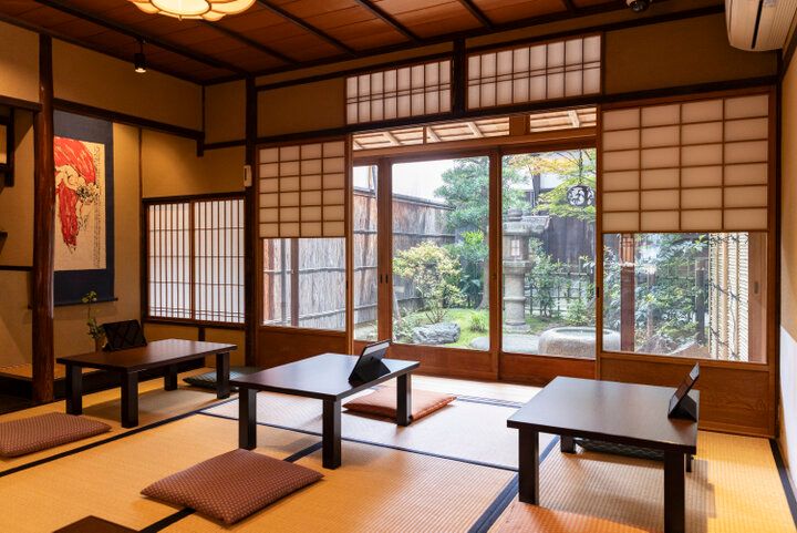 京都・錦市場近くにある築150年の京町家で、抹茶体験や甘味を「茶寮 京都よしつぐ」