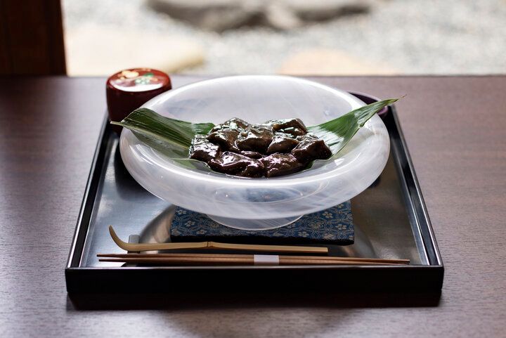 京都・錦市場近くにある築150年の京町家で、抹茶体験や甘味を「茶寮 京都よしつぐ」