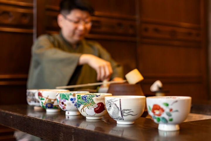 京都・錦市場近くにある築150年の京町家で、抹茶体験や甘味を「茶寮 京都よしつぐ」