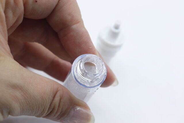 セリアのエアレススプレーボトル10mLに中身を入れた様子