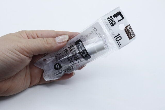 セリアのエアレススプレーボトル10mLのパッケージを持った様子