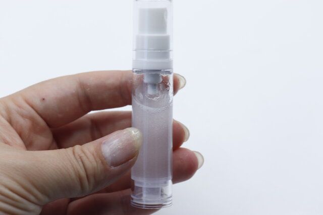 セリアのエアレススプレーボトル10mLに中身を入れた状態