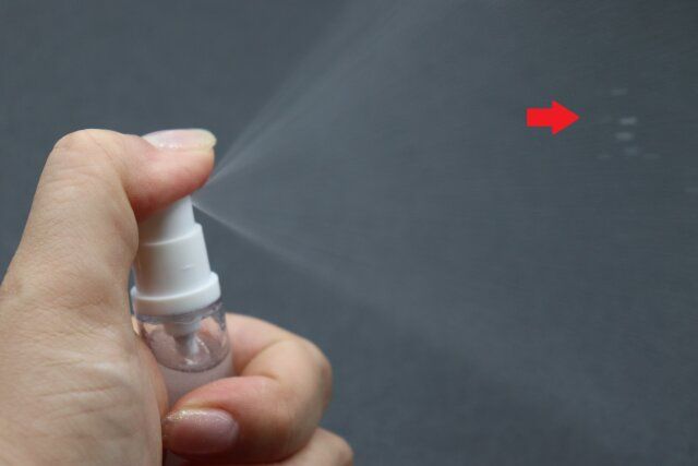 セリアのエアレススプレーボトル10mLを使う様子