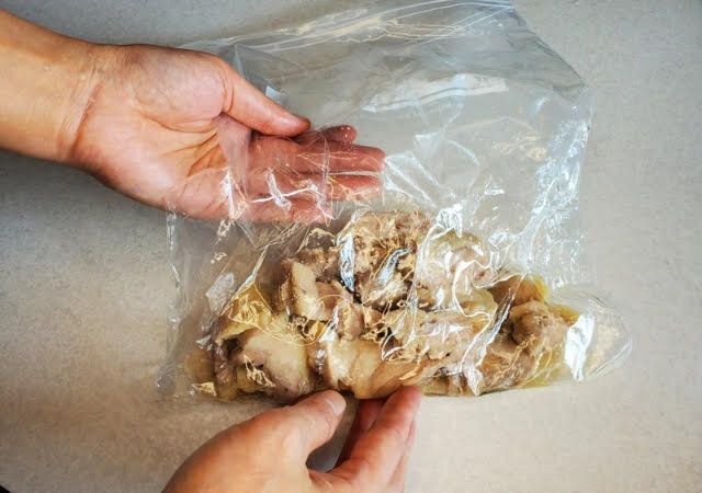 食べやすくそぎ切りにし蒸し汁が入っている袋に戻し入れパサつきを防ぐ。