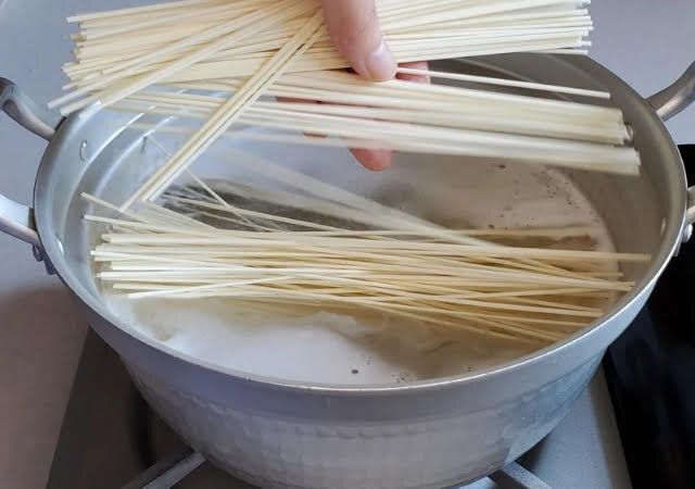 直径24㎝の鍋に水2000mlを入れ湯を沸かし、 素麺をパラパラと入れ、袋の表示時間どおりにゆでる。
