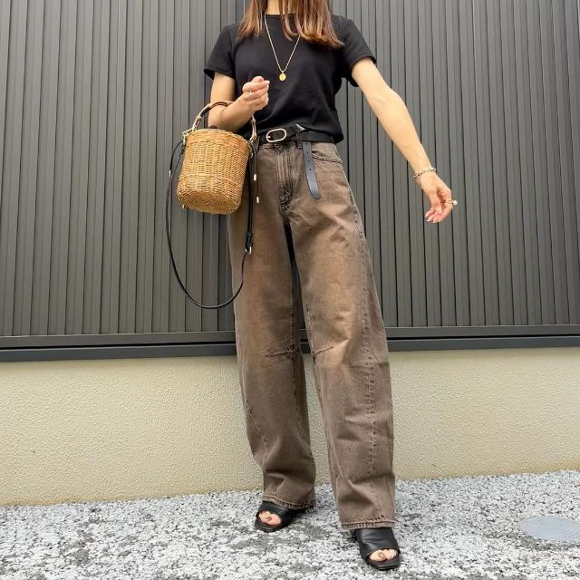 GUのバレルレッグジーンズと黒のTシャツのコーデ