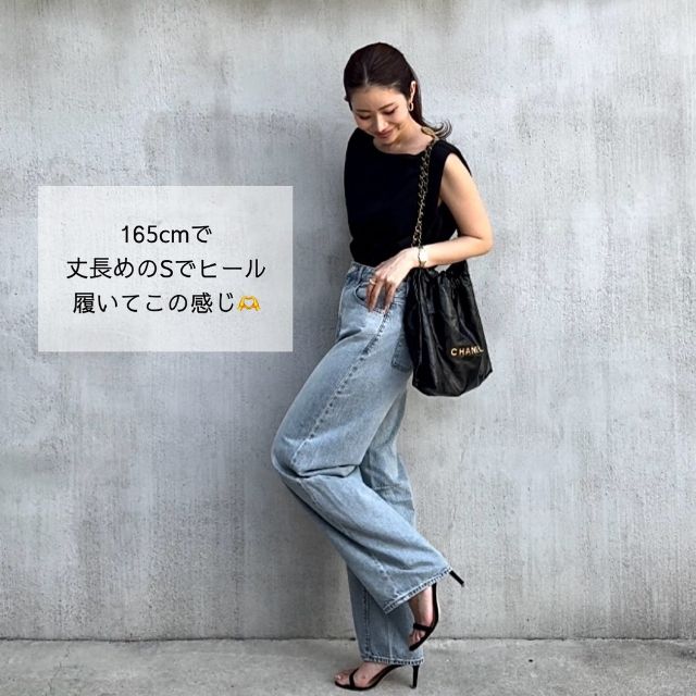 GUのバレルレッグジーンズと黒のノースリーブトップスのコーデ