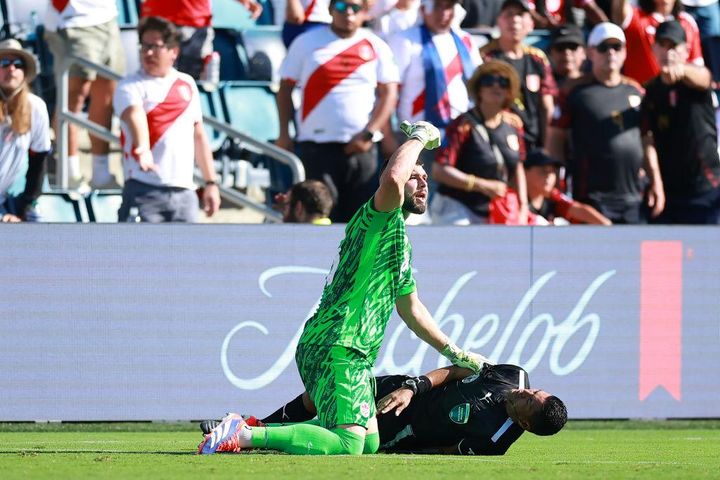 コパ・アメリカ、審判が試合中に失神して緊急搬送…気温40度近い暑さ