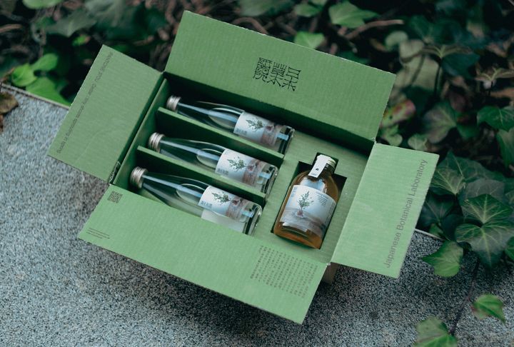 「飲む森林浴お包み」（ひ）ギフトセット ¥4,950。フォレストソーダ200ml×3本、フォレストシロップ250ml×1本入り。春の杉の新芽の色を表現したギフトボックス。