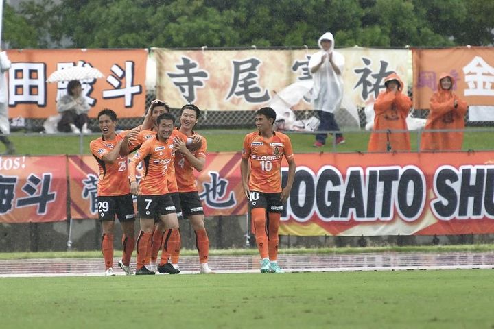 間瀬秀一監督、故郷のクラブ「ヴィアティン三重」の指揮で感じる「人の環境の素晴らしさ」とは