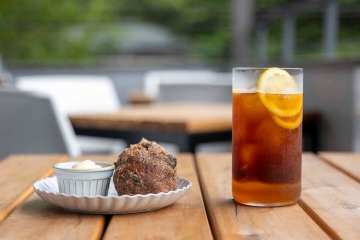 自家焙煎コーヒーを使った特製スイーツが楽しめるカフェ「沢村ロースタリー 軽井沢」