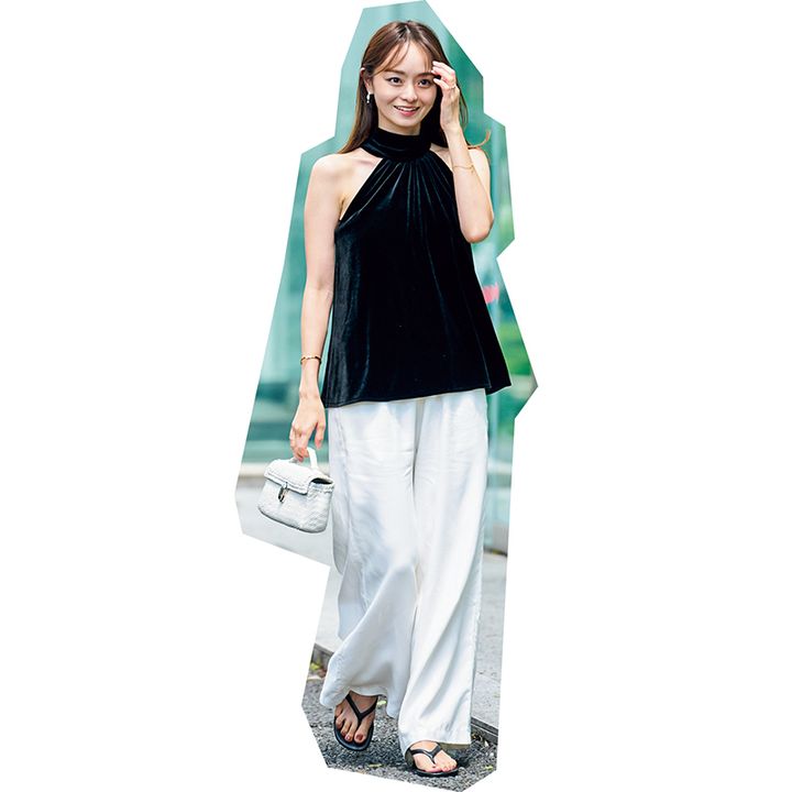 黒ベロアトップスに白ボトムスのコーデ写真