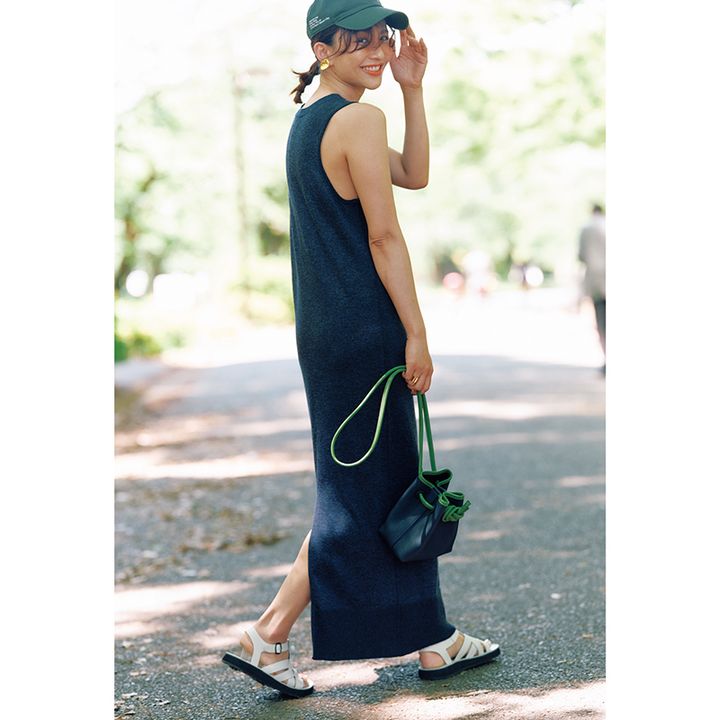 黒ワンピにキャップコーデ