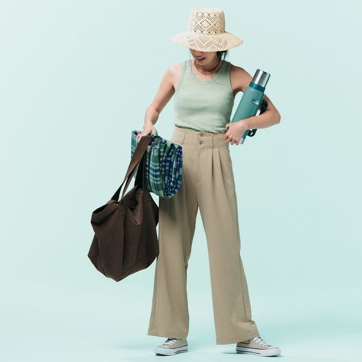 うすグリーン×ベージュパンツのニュアンスカラーのアウトドアコーデ