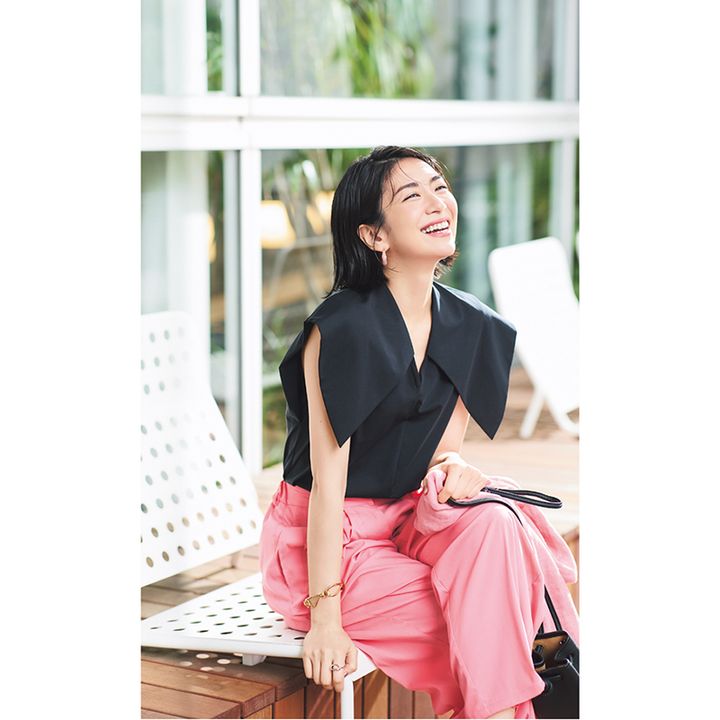 黒変形ノースリトップスにピンクパンツのコーデ写真