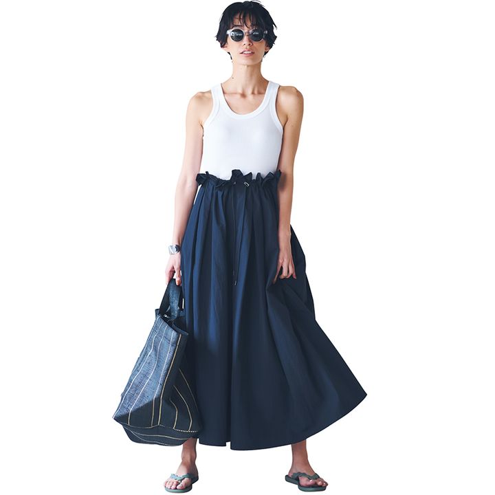 黒フレアスカートに白タンクトップコーデ写真