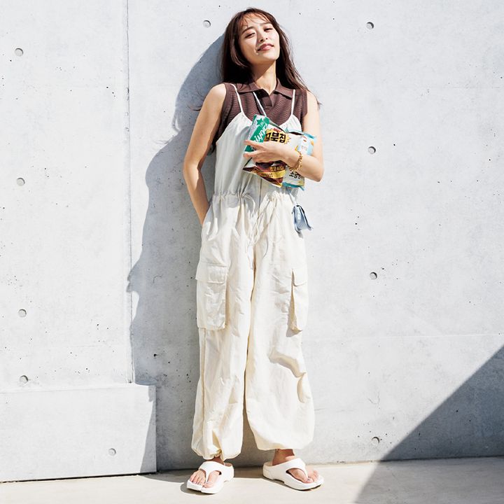厚底サンダルのホワイトパラシュートパンツコーデ