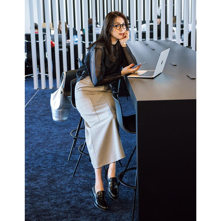 ブラックシースルーブラウスオフィスコーデ