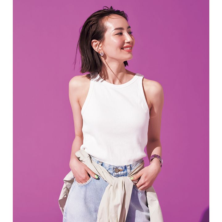 白アメスリタンクトップ×薄色デニムコーデ