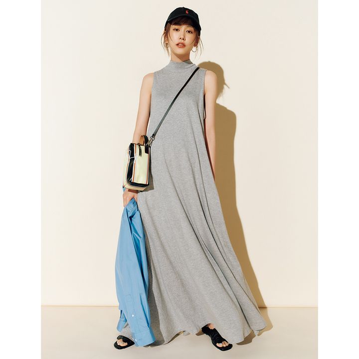 グレーのタンクワンピコーデ