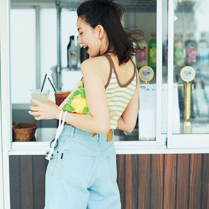ボーダー柄のボディスーツタンクトップに薄色ジーンズの夏レジャーコーデ