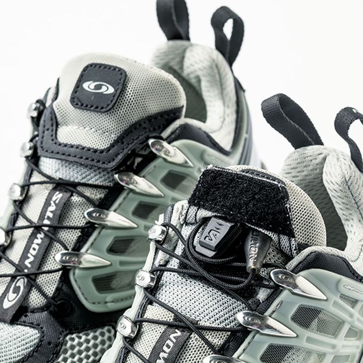 シュータンにドローコードが収納できるサロモンのスニーカー