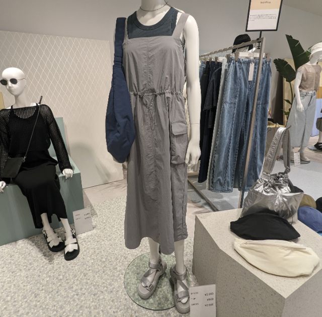 グレーのテックジャンパードレスを着用したマネキン