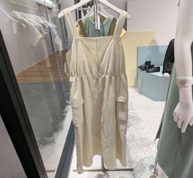 白のテックジャンパードレス