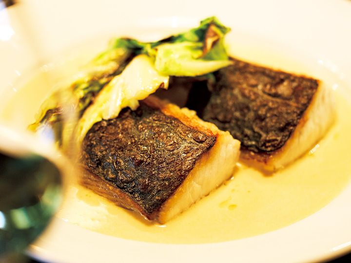 恵比寿『繁邦』の「鰆のローストと焦がした春キャベツ」