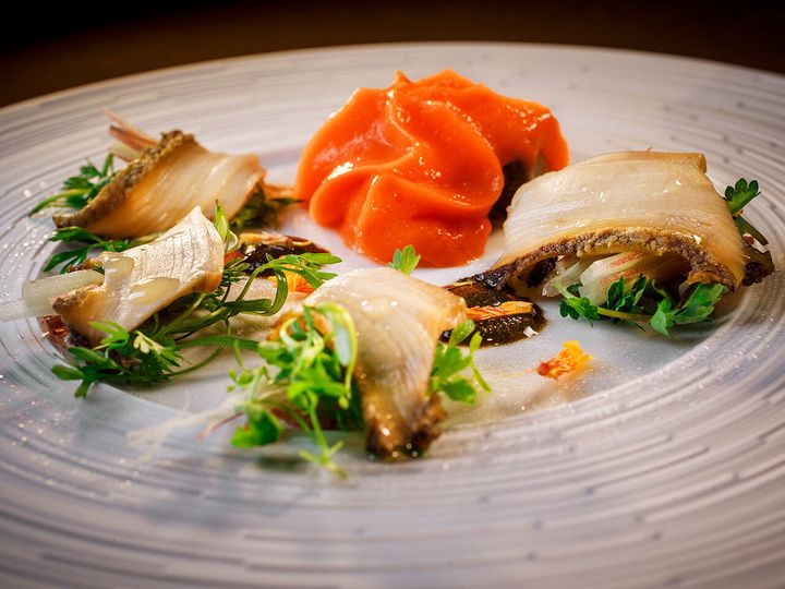 六本木『アルギュロス』の「千葉大原の黒鮑 干し人参ソーダ 梶谷農園のハーブ達」