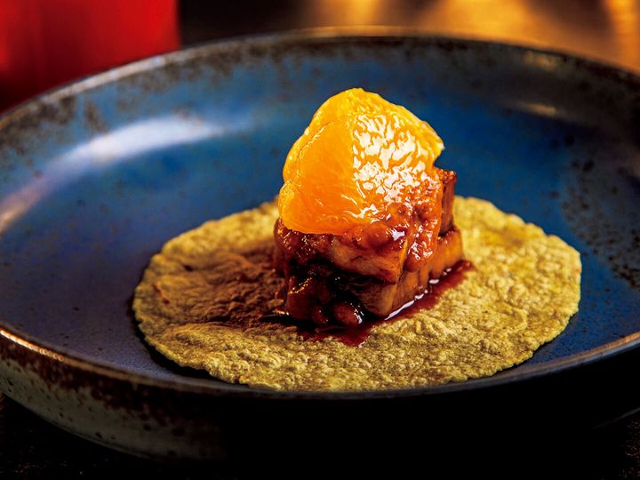 麻布十番『MIXTEKO TOKYO』の「カルニータス」とローストトマトのサルサ、デコポンのピクルスを合わせたタコス