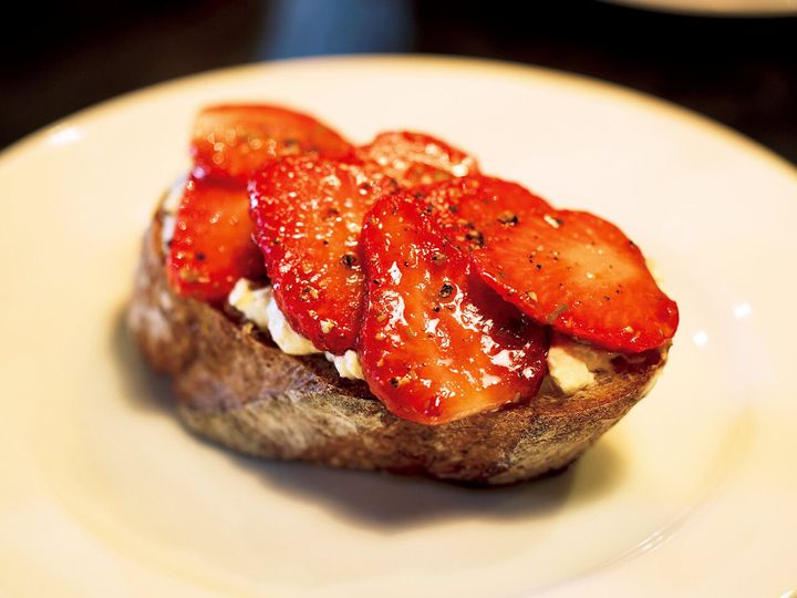 恵比寿『繁邦』の「苺のクロスティーニ」