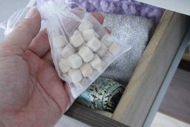 セリア ひのきキューブ香り袋 使用例 収納 クローゼット 靴箱