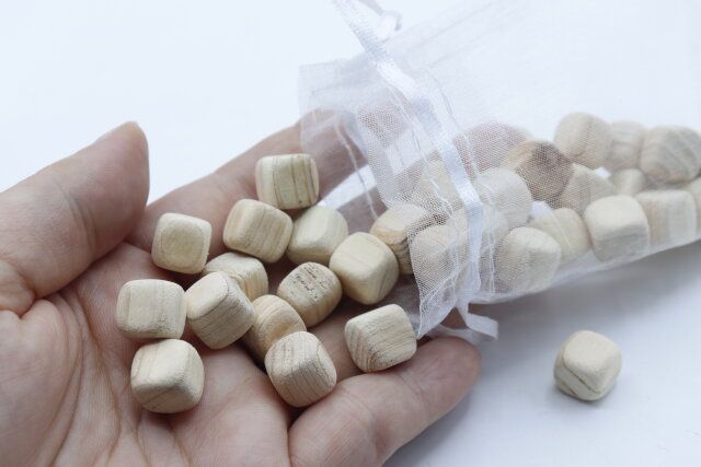 セリア ひのきキューブ香り袋 デザイン