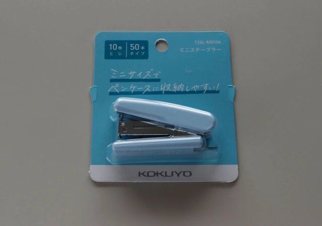 ダイソーのミニステープラーブルー