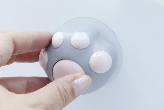 ダイソーの押すと飛び出るフック（猫足）を取り付ける様子