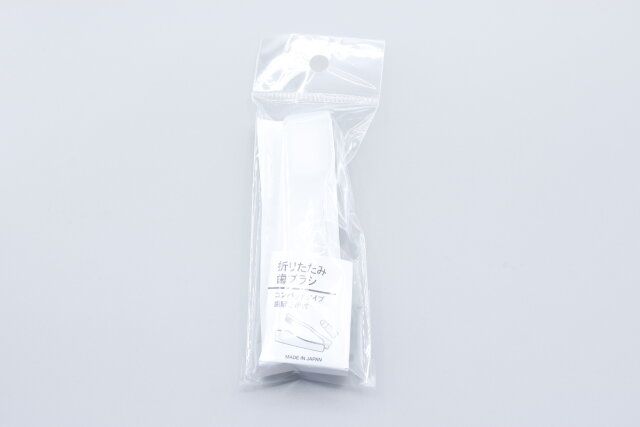 セリアの折りたたみ歯ブラシコンパクトタイプ歯磨き粉付のパッケージ