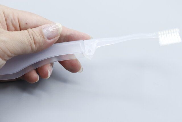 セリアの折りたたみ歯ブラシコンパクトタイプ歯磨き粉付を伸ばした様子
