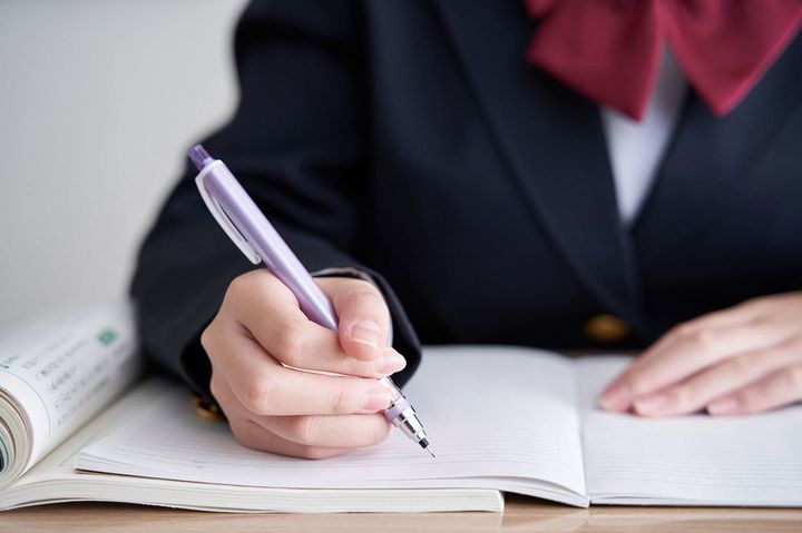 勉強をしている中学生