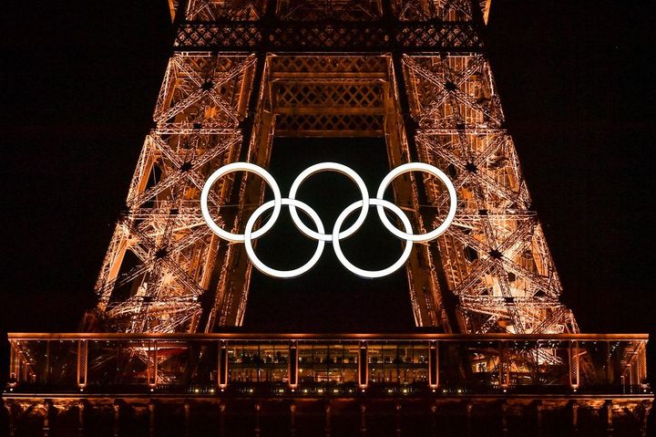 2024年6月7日、パリのエッフェル塔でライトアップされたオリンピックシンボル