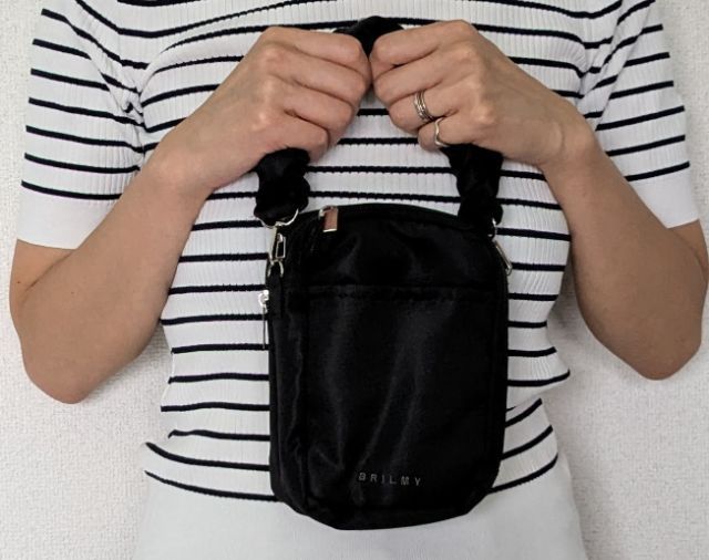 ストラップを外し持ったところ