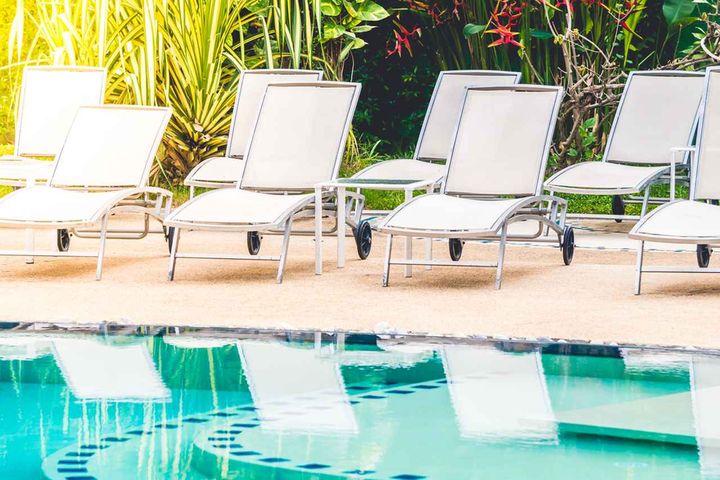 画像: 夏休みに、プールの有料席を借りるも → 見知らぬ家族が「私たちが予約したのよ！」と騒ぎだして！？