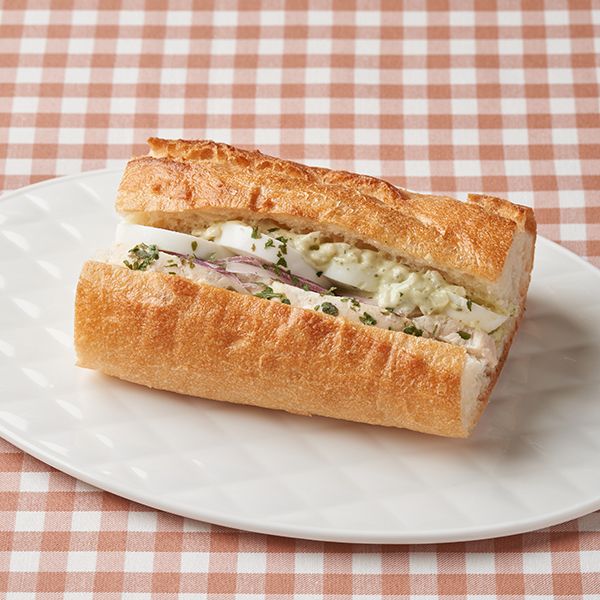 【関東】「ピアット スズキ」監修 石窯パリジャンサンド（チキン&ゆでたまご）