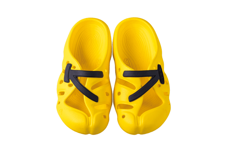 〈キーン〉のサンダル