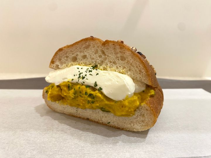 「国産小麦のロデヴサンド かぼちゃとフロマージュブラン」637円