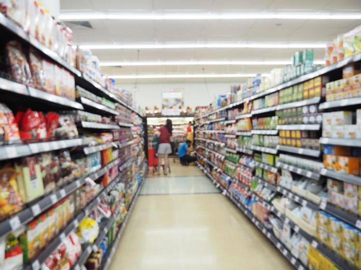 画像: 【スーパー】の鮮魚コーナーで『商品に穴を開ける男の子』→ 注意すると、お母さんに逆ギレされて！？