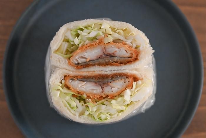 皿にのった白身魚のサンドイッチ